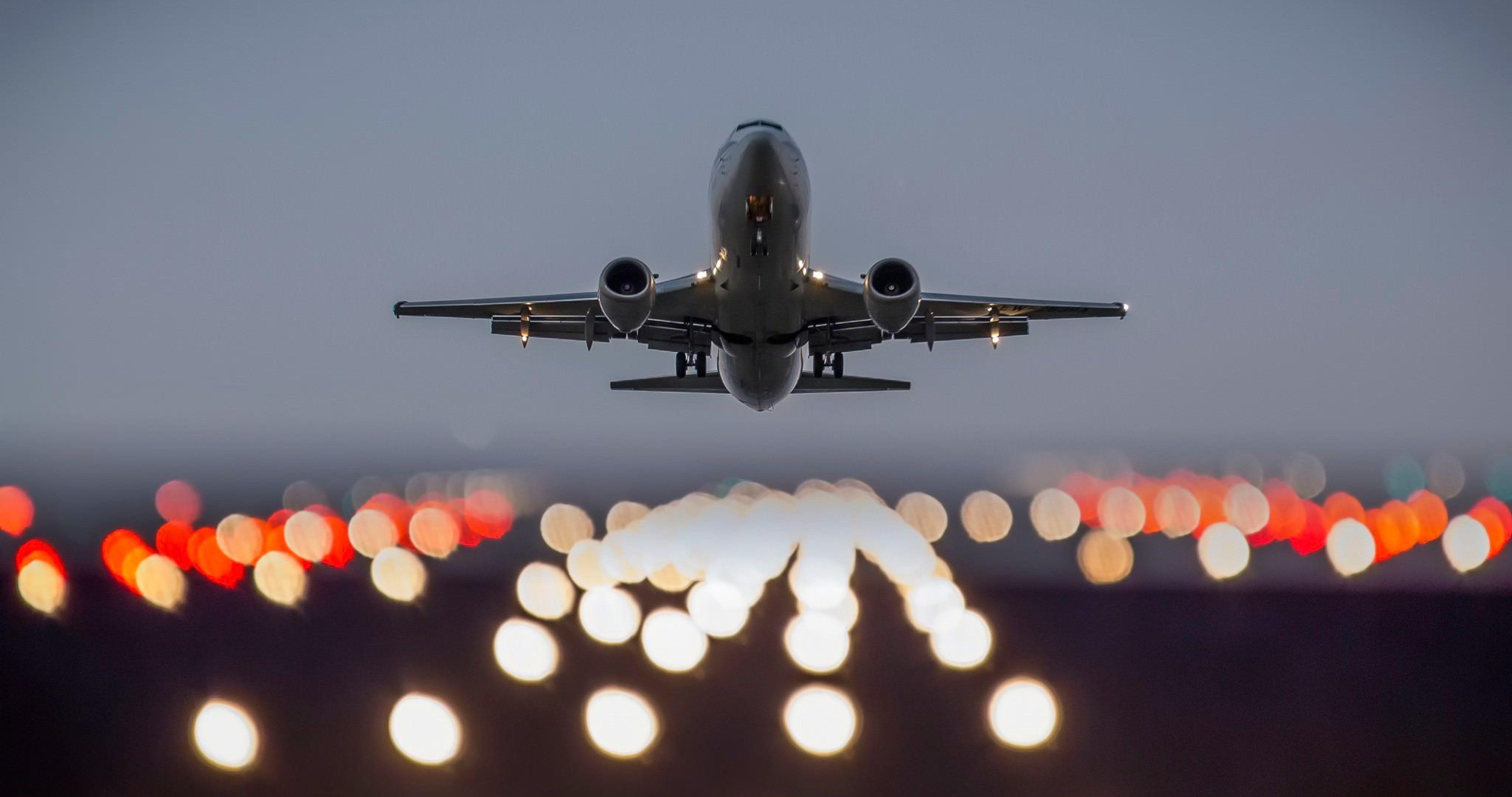 Avião sobre nuvens